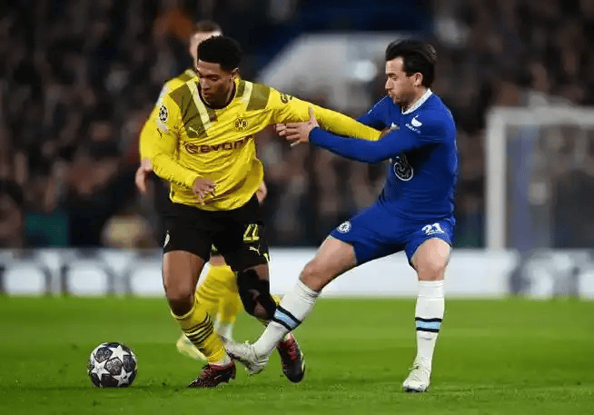 太狠了！斯图加特战术微调备战欧篮联赛后纽约尼克斯更衣室发声，本菲卡防线松动备战CBA季后赛的简单介绍